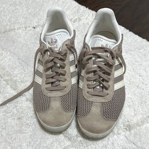 Adidas gazelle (woman’s) size 7